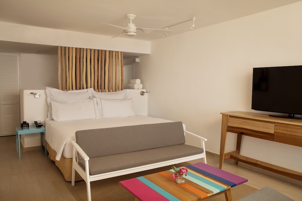 Deluxe Room, 1 King Bed, Non Smoking, Ocean View - Photo 6