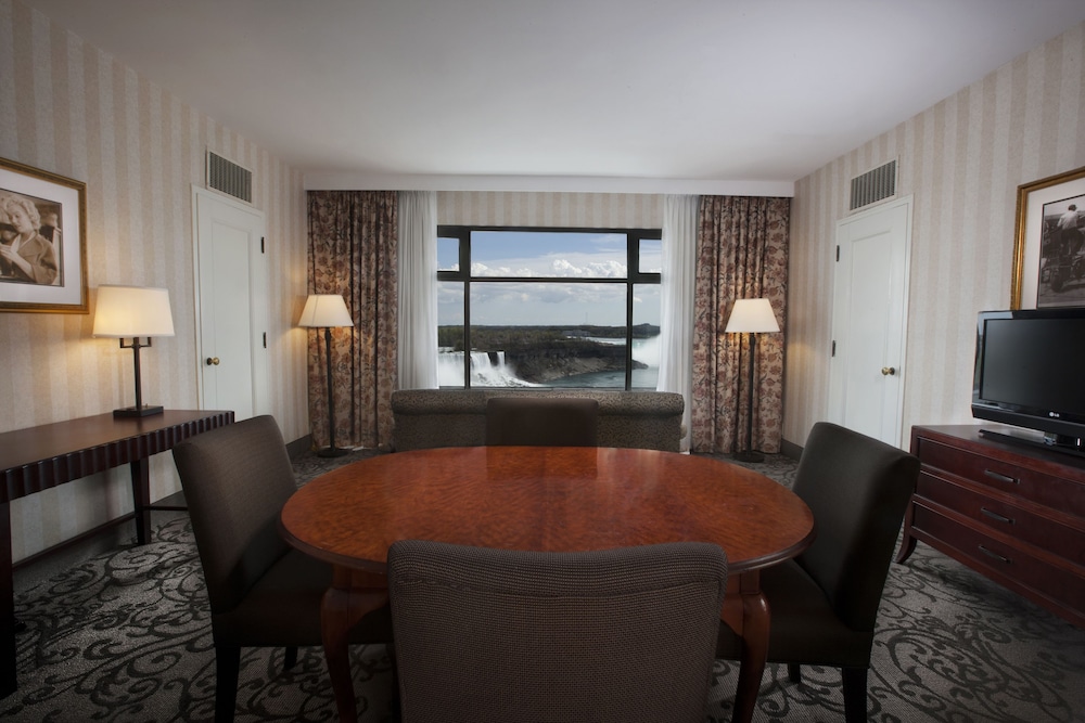 Junior Suite, 1 Queen Bed, View (Niagara Falls View)