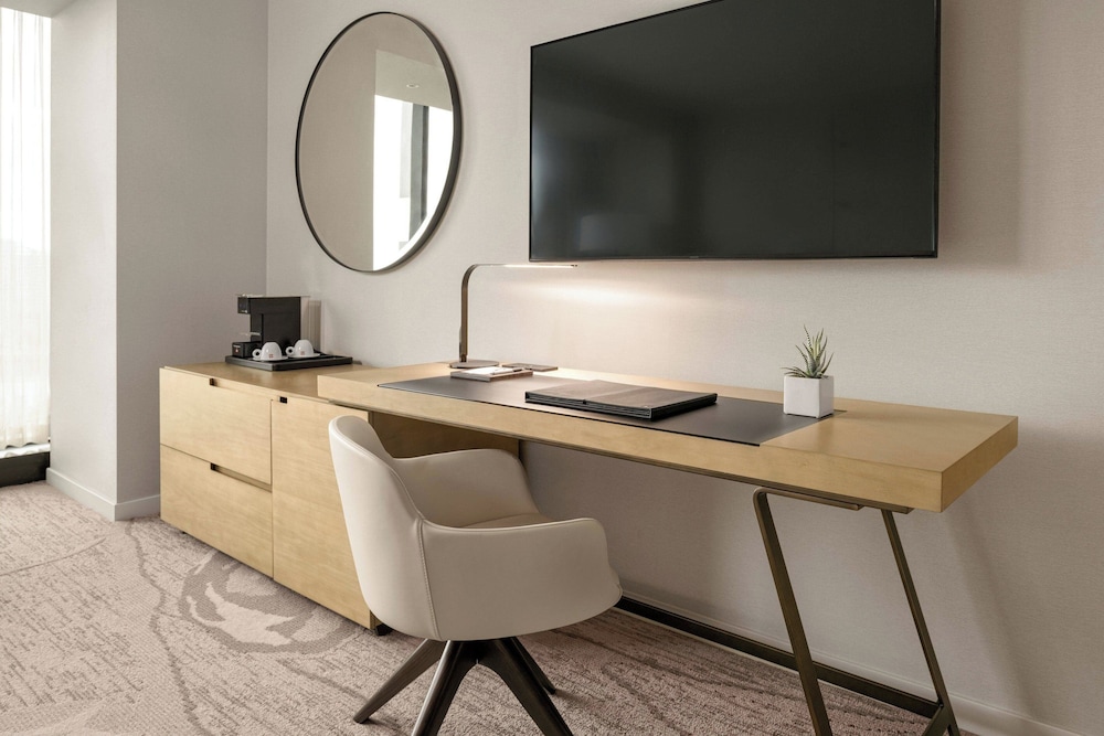 Executive Room, 2 Queen Beds thumbnail 5