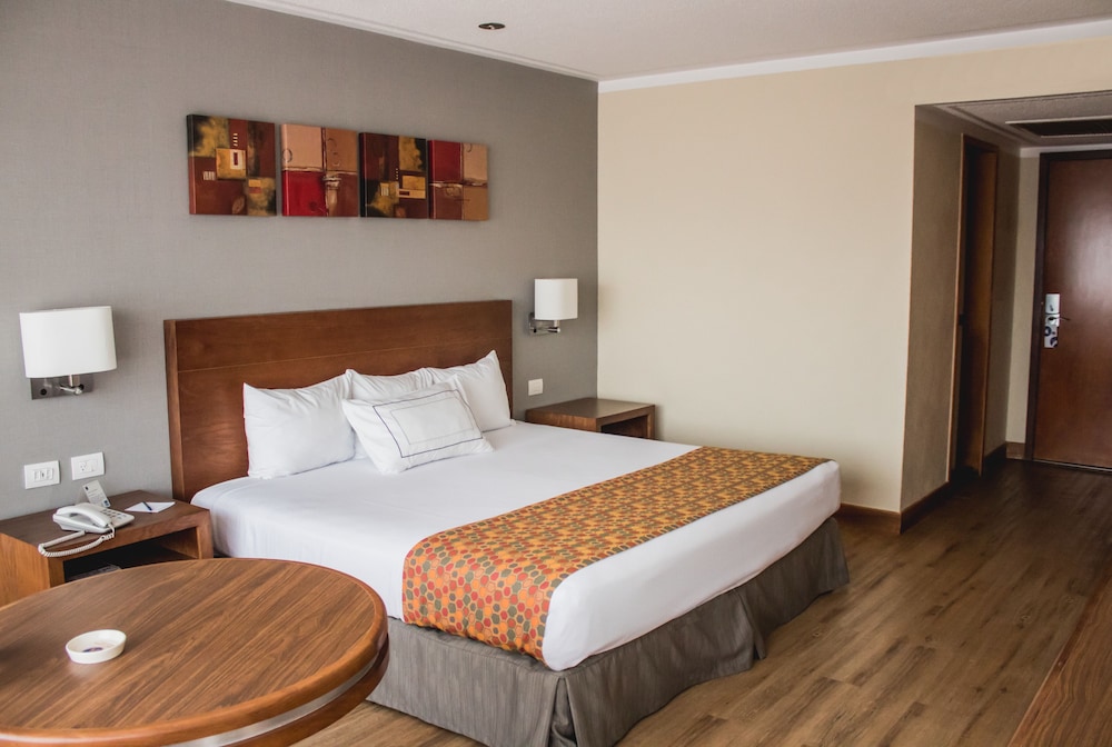 Standard Room, 1 King Bed, Ensuite - Photo 1