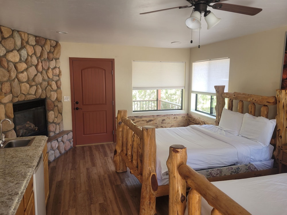 Cowboy Cabin with 2 Double Beds photo 1
