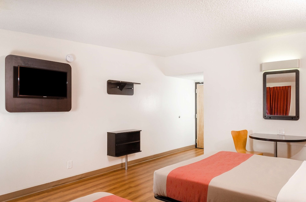 Standard Room, 2 Queen Beds, Non Smoking - Photo 1
