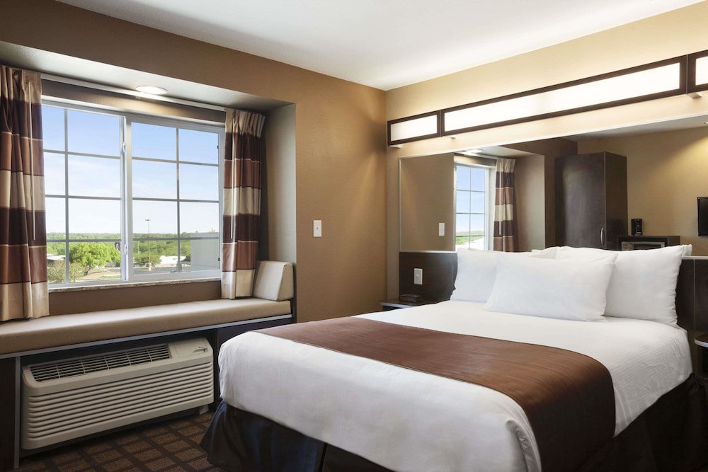 Room, Accessible photo 1