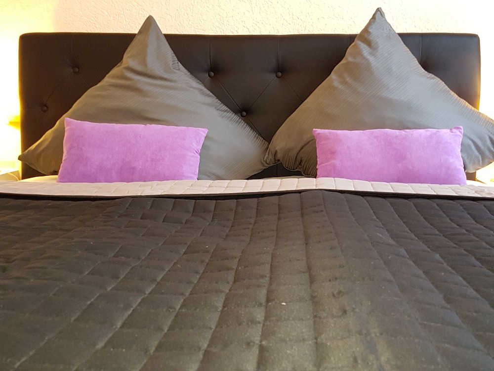 Basic Double Room, Non Smoking - Photo 3