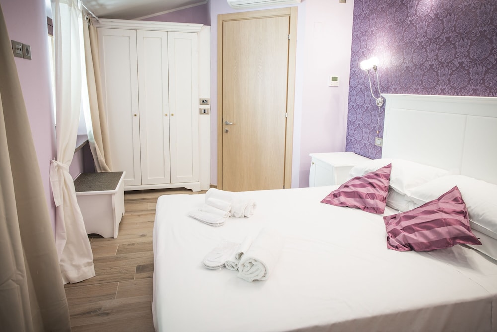 Double Room - Photo 16