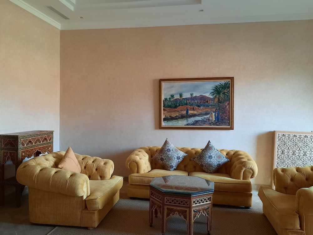 Senior Studio Suite, 1 King Bed, Air conditioning photo 3