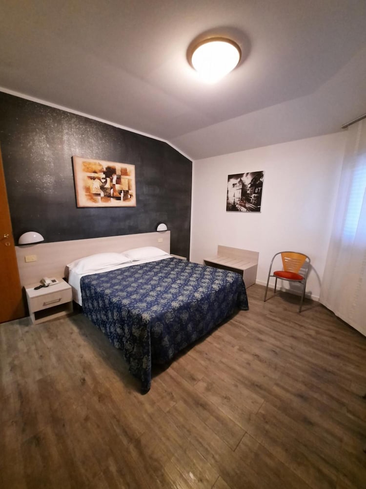 Standard Double or Twin Room - Photo 3