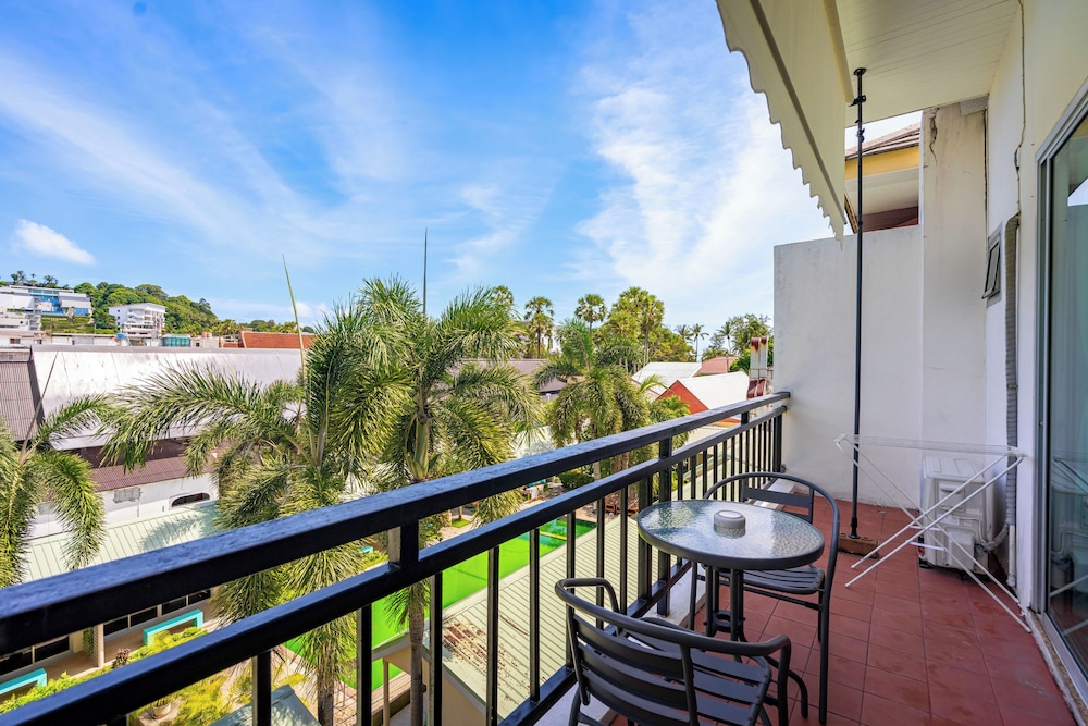 King Room with Balcony - Photo 14