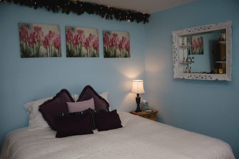 Standard Room, 1 Queen Bed, Refrigerator (Scandinavian Room) photo 2