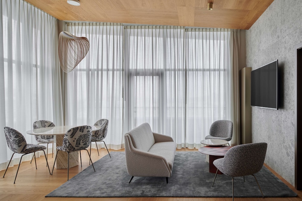 Parliament Suite - Photo 1