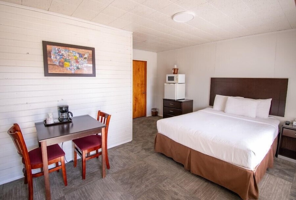 Two rooms, 1 Queen bed in each room