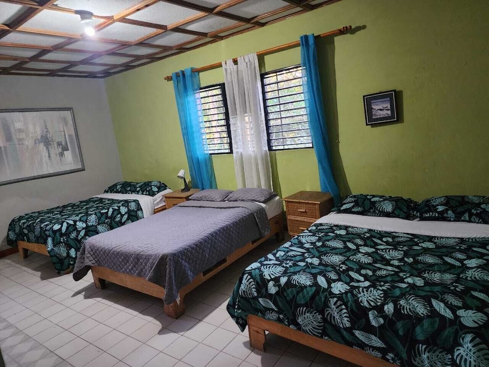 Dormitorio condiviso Economy, lato piscina