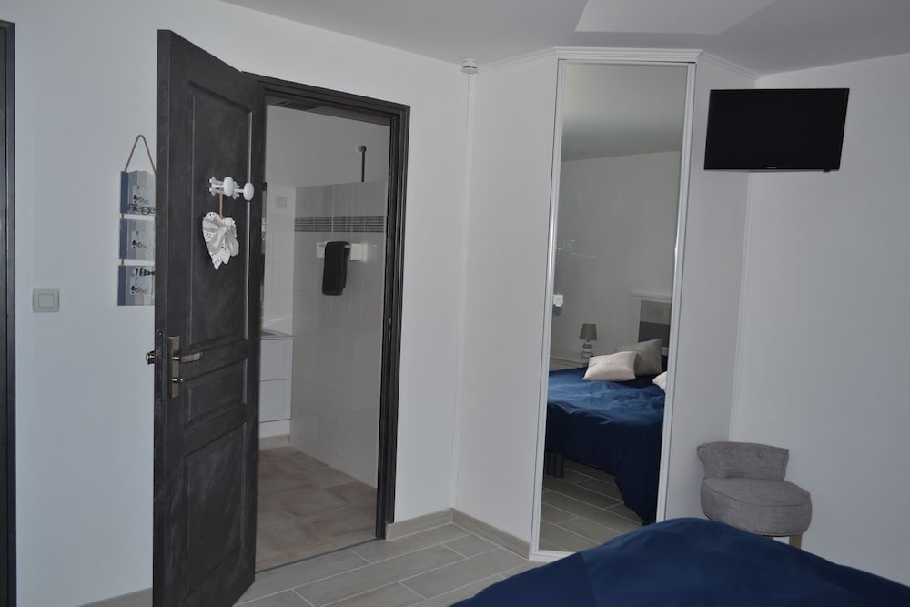 Double Room, Ensuite, Pool View (Oleron) photo 2