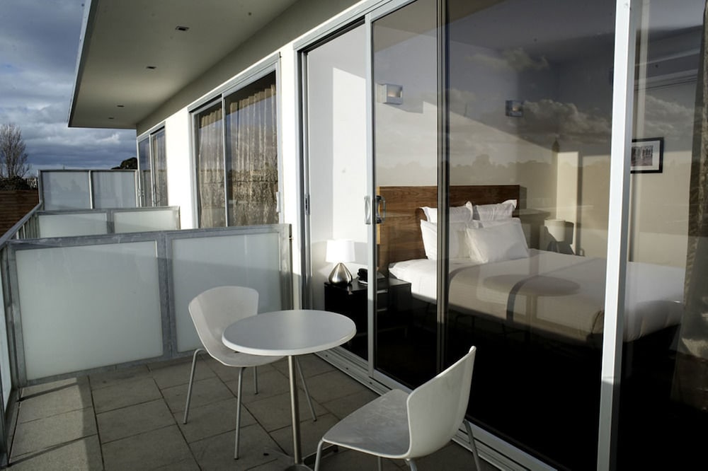 Deluxe King Room with Balcony - Photo 2