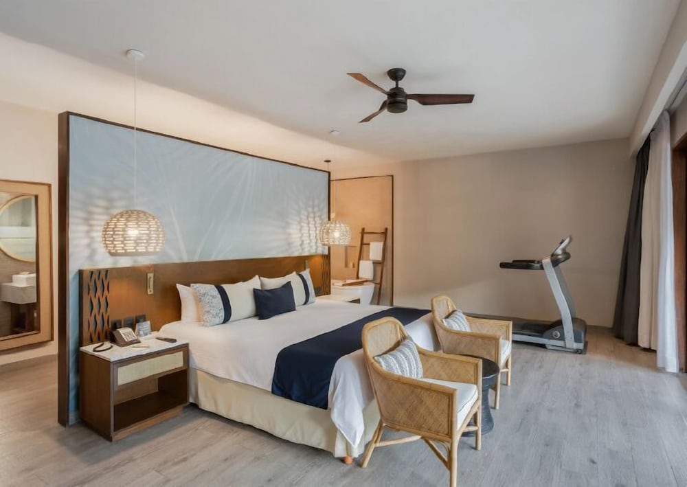 Allure Junior Suite, 1 King Bed, Adults Only (Swim Out) - Photo 4