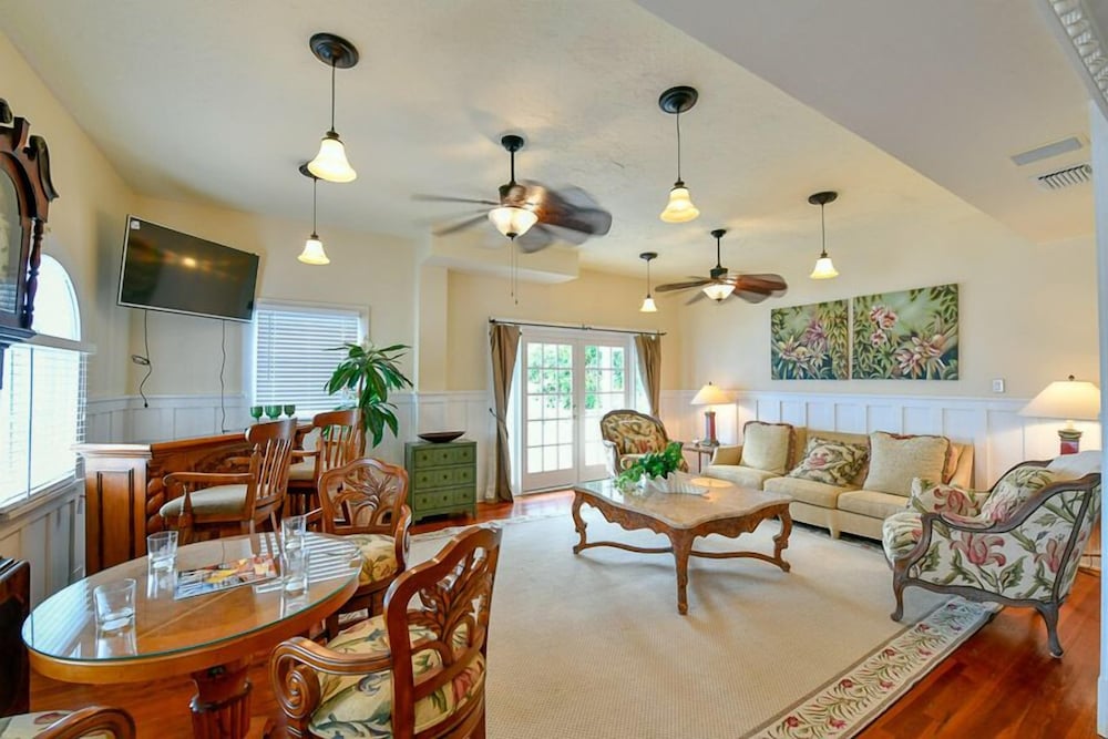 Evinrude Suite, 2 Bedrooms, 2 Bathrooms, Kitchenette, Pool Access