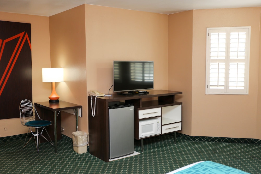 Standard Suite, Multiple Beds, Non Smoking - Photo 5