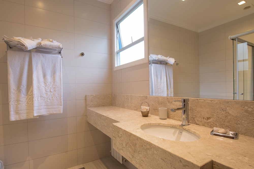 Chalet, Ensuite thumbnail 5