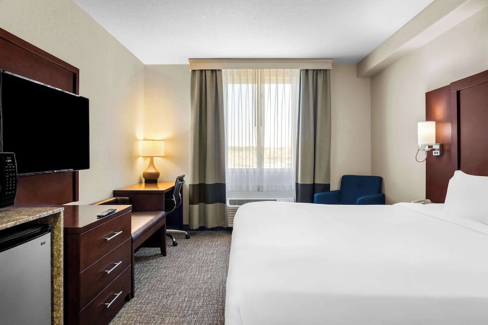 Standard Room, 1 King Bed, Non Smoking - Photo 3