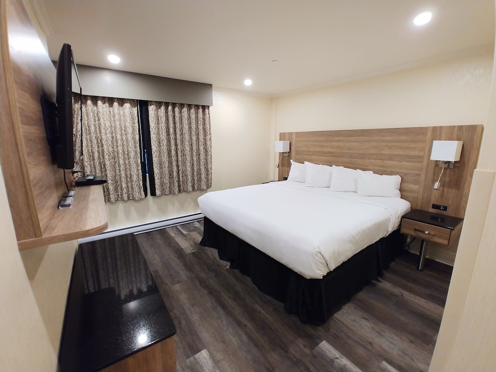 Suite, 1 King Bed - Photo 2