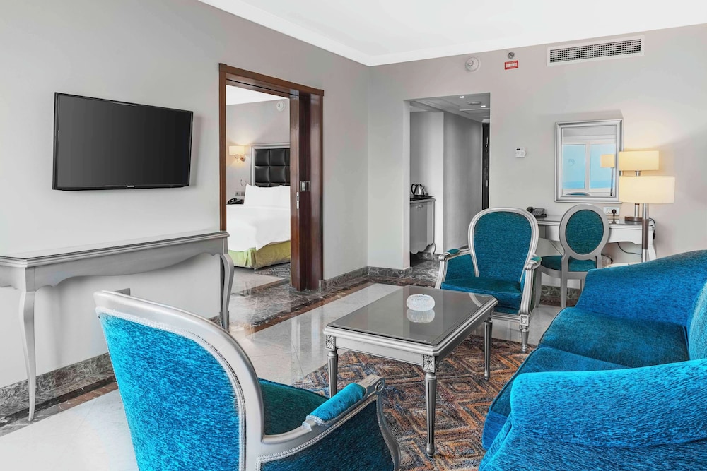 Suite, 1 King Bed, Sea View
