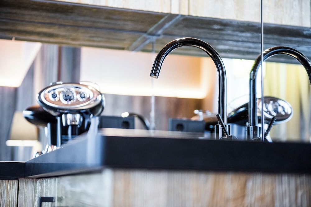 Platin suite with steambath and bar area photo 3
