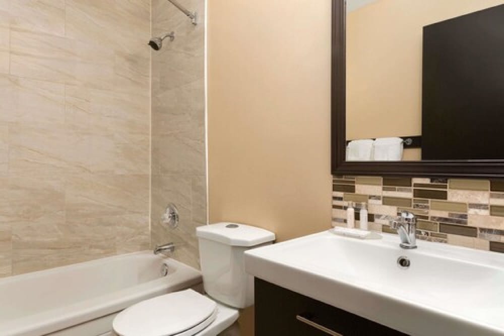 Suite, 1 King Bed, Non Smoking - Photo 2