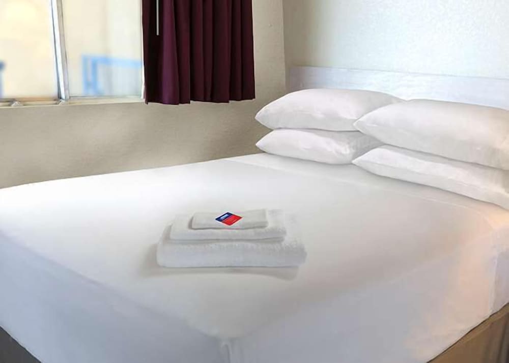 Room, 1 King Bed, Smoking - Photo 2