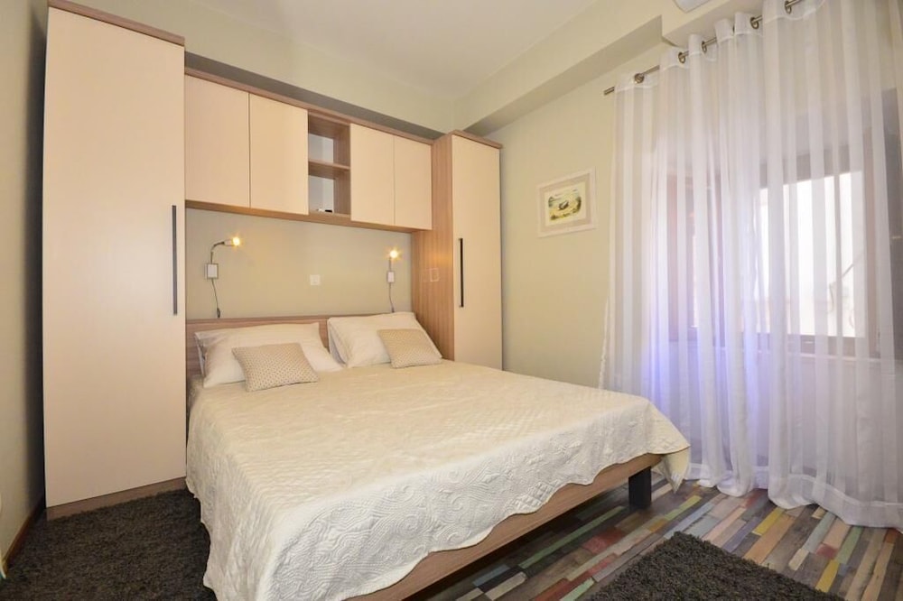 House (Three Bedroom Home with Terrace and P) photo 3