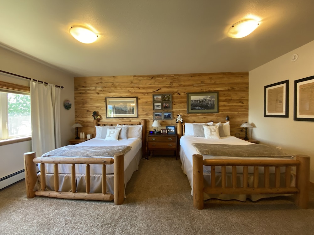 Classic Quadruple Room, 2 Queen Beds, Mountain View photo 1