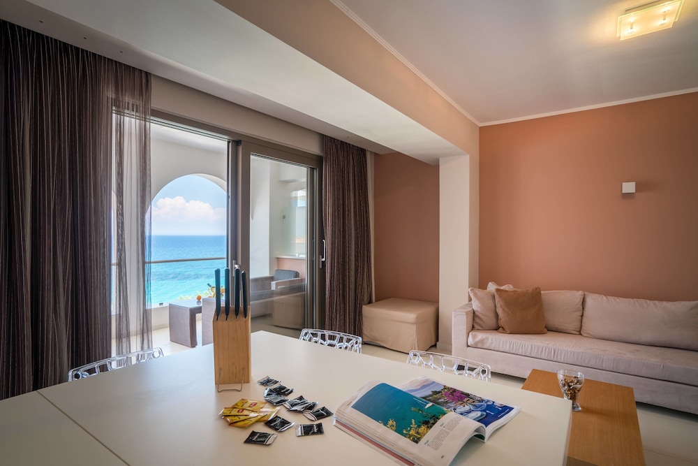 Deluxe Suite, Sea View - Photo 5
