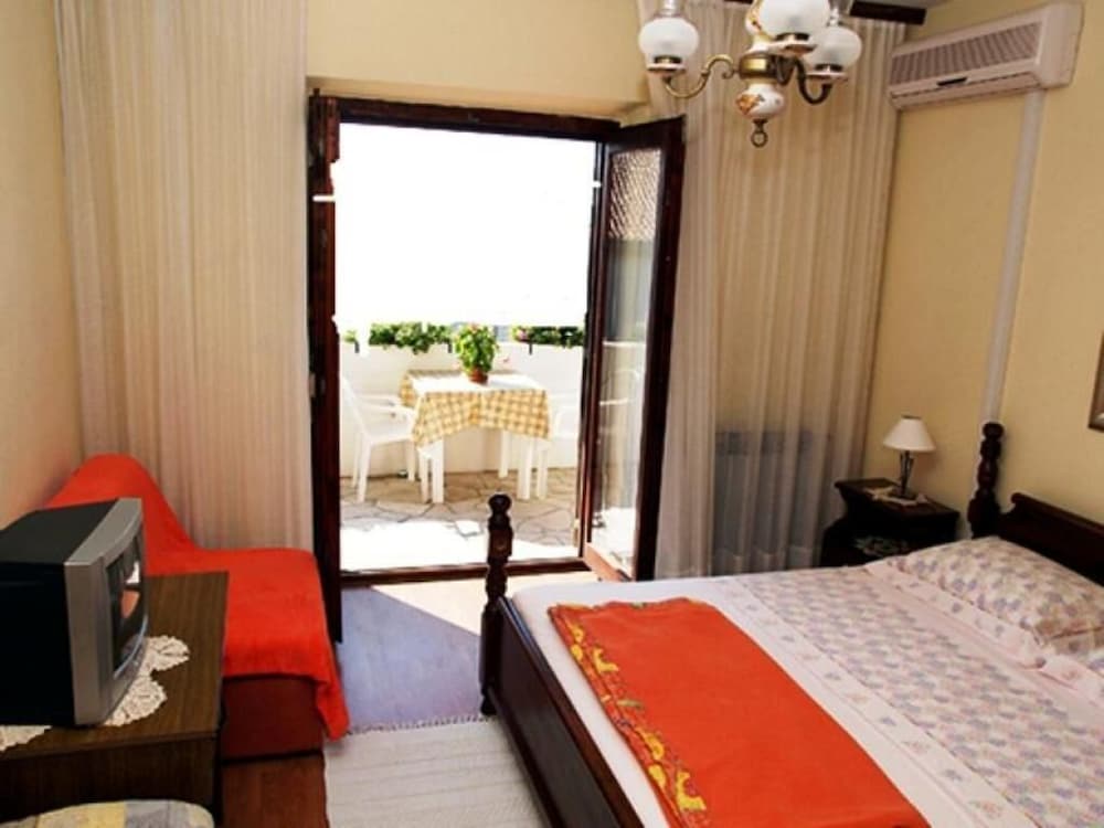 Double Room (Double Room No1)