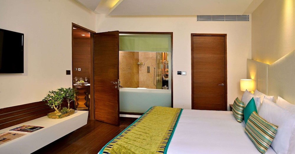 Suite, 1 King Bed, Balcony - Photo 2