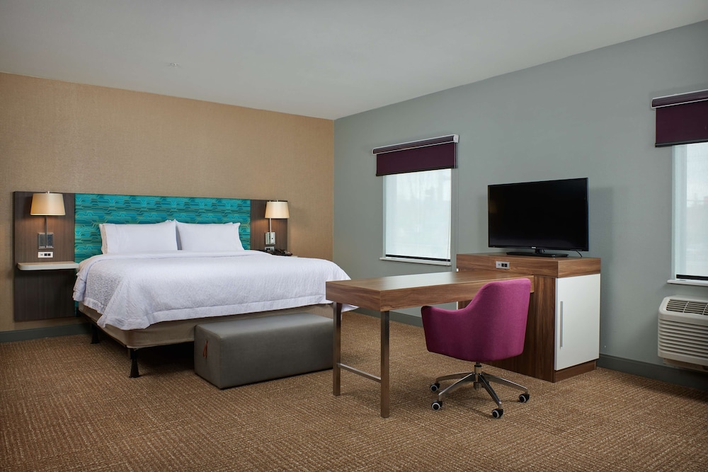 Room, 1 King Bed, Refrigerator & Microwave - Photo 1