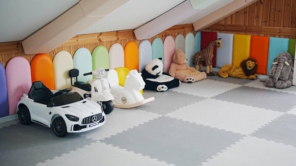 Room (Kids Private House) - Photo 16