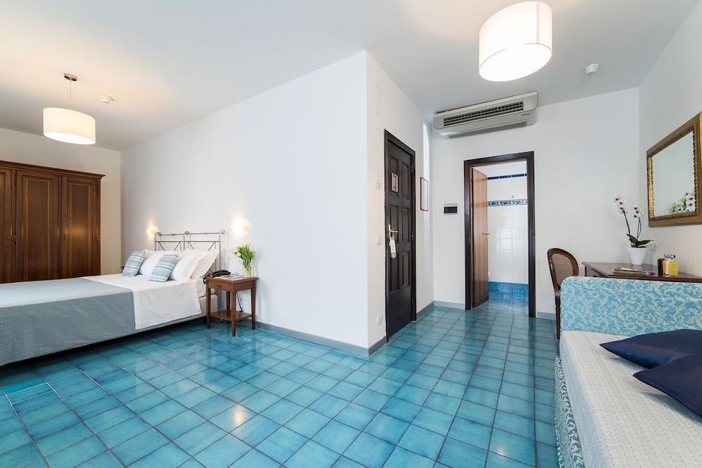 Deluxe Room, Partial Sea View - Photo 6