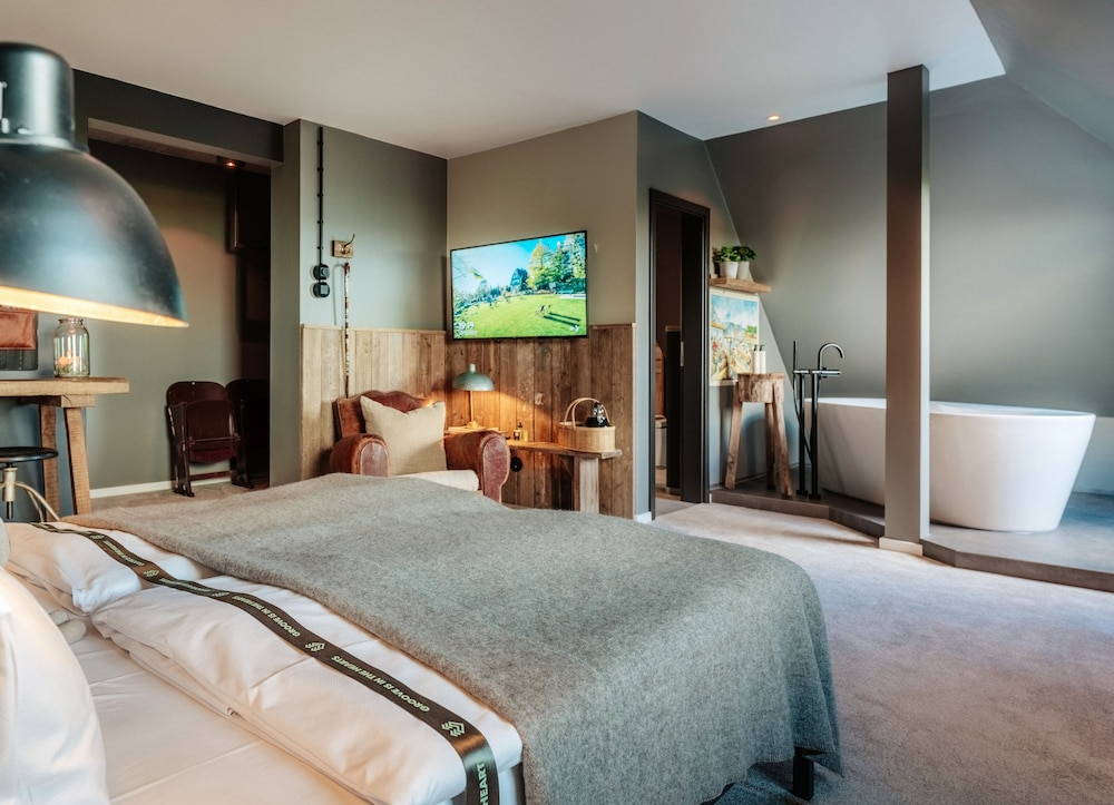 Deluxe Suite, 1 Queen Bed, Bathtub, Mountain View