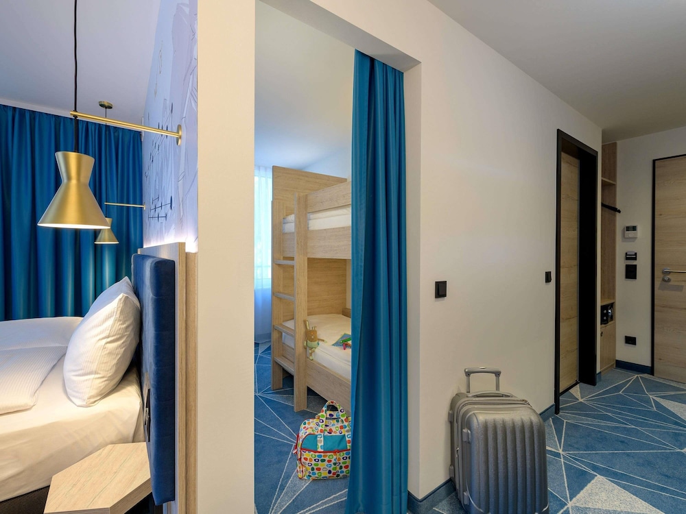 Family Room, Multiple Beds (Modern) - Photo 5