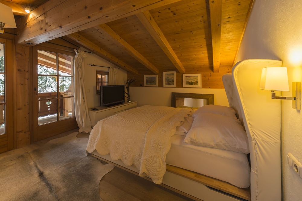 Deluxe Chalet, 5 Bedrooms, Mountain View photo 3