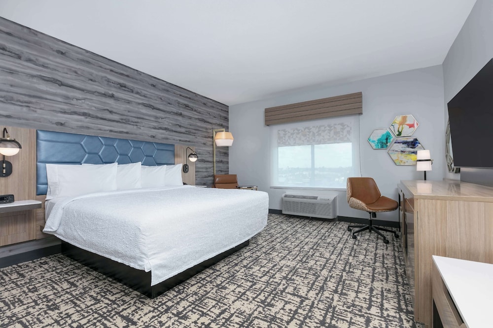 Room, 1 King Bed, Refrigerator & Microwave - Photo 3