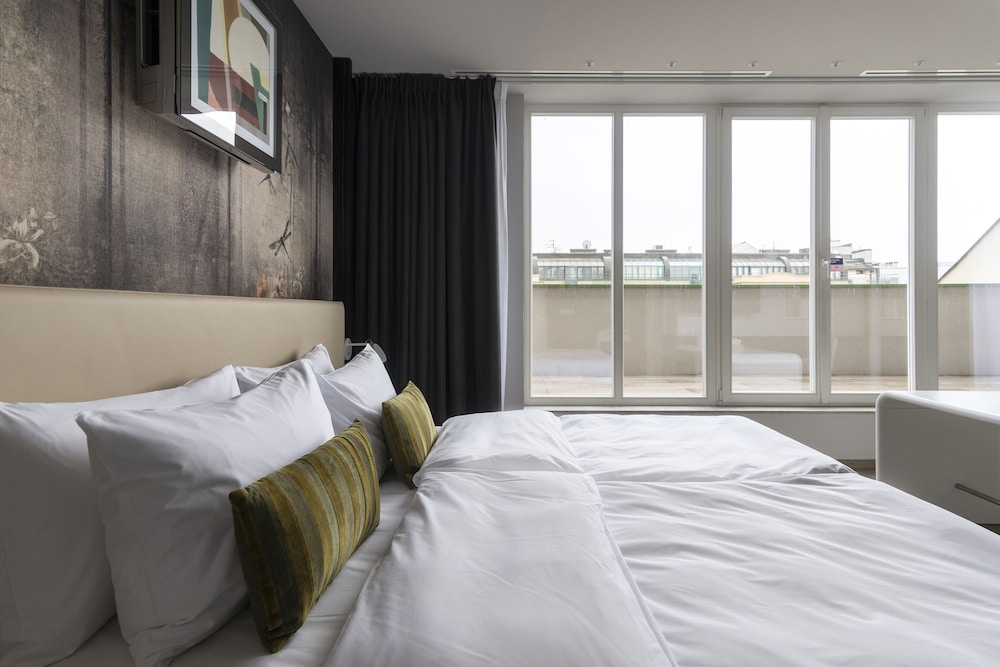 Large Room with Balcony