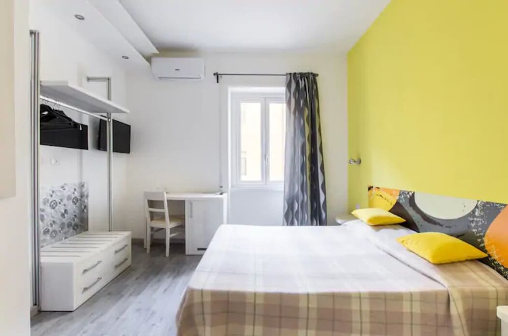 Deluxe Double Room (Yellow)