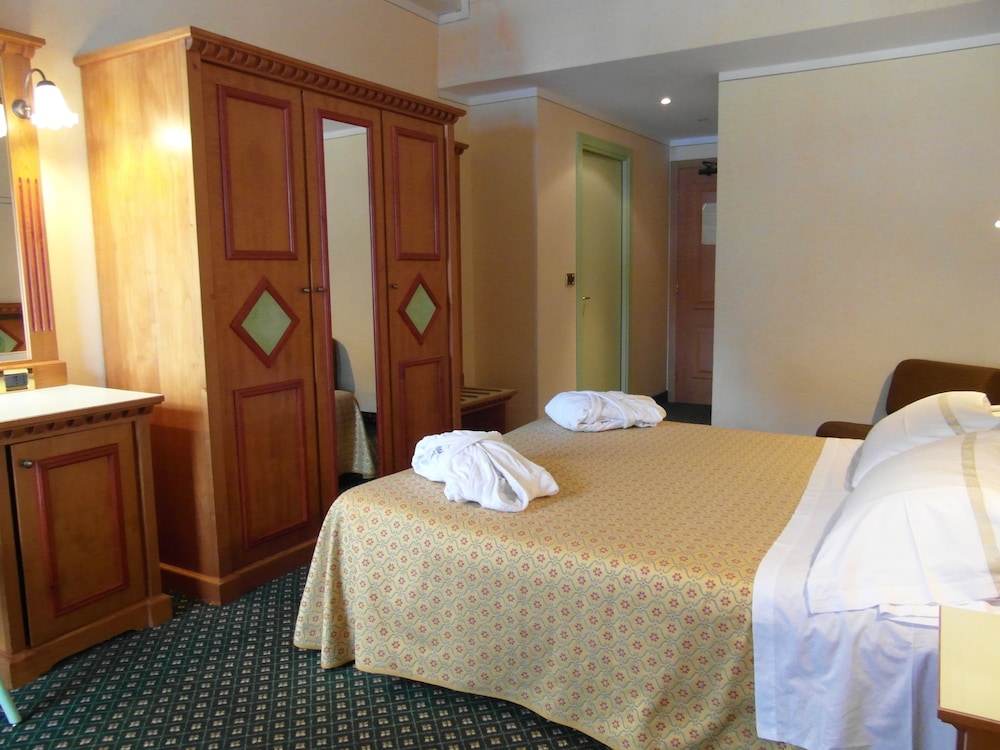 Classic Double or Twin Room photo 3
