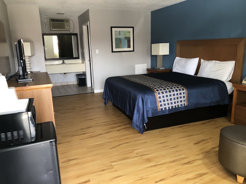 Standard Room, 1 King Bed, Smoking, Refrigerator & Microwave - Photo 1
