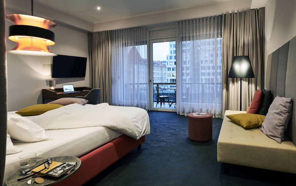 Suite with Balcony & River view - Photo 3
