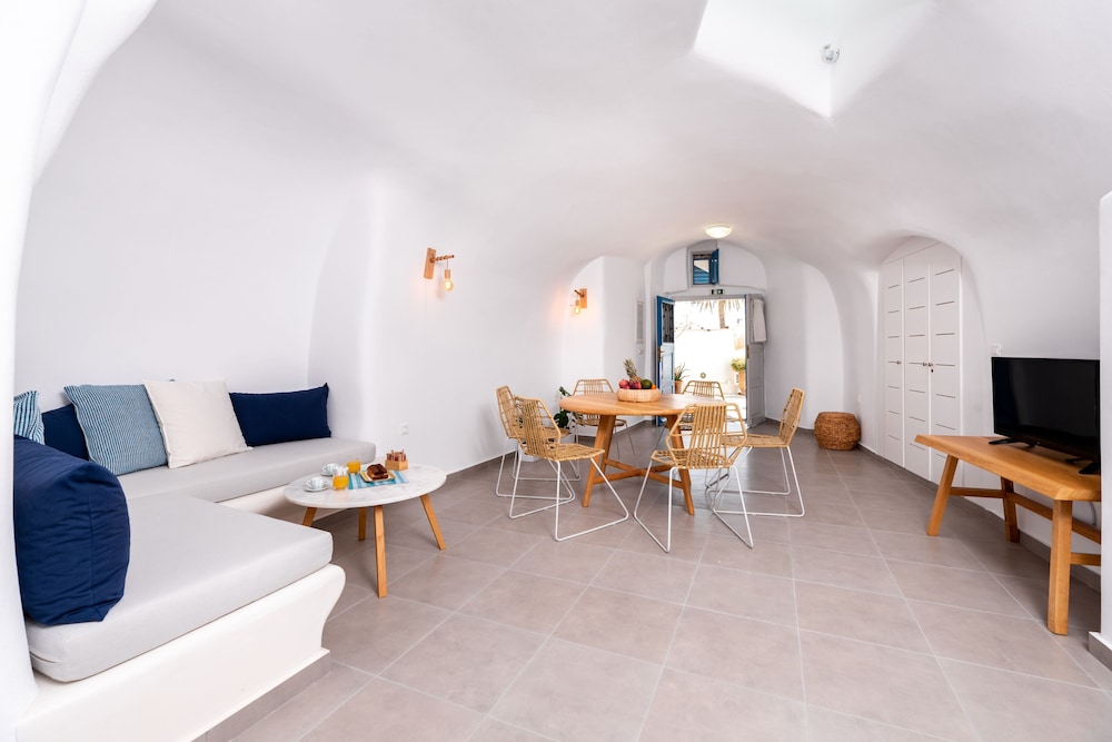 Grand House, 2 Bedrooms, 2 Bathrooms, Courtyard Area
