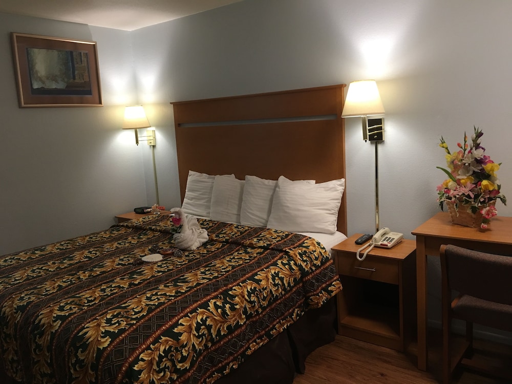 Standard Room, 1 King Bed, Non-Smoking, Street View (Includes 1 Parking Space) photo 1