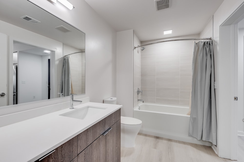 Luxury Apartment, 2 Bedrooms (Room décor/layout/colors vary by unit) - Photo 19