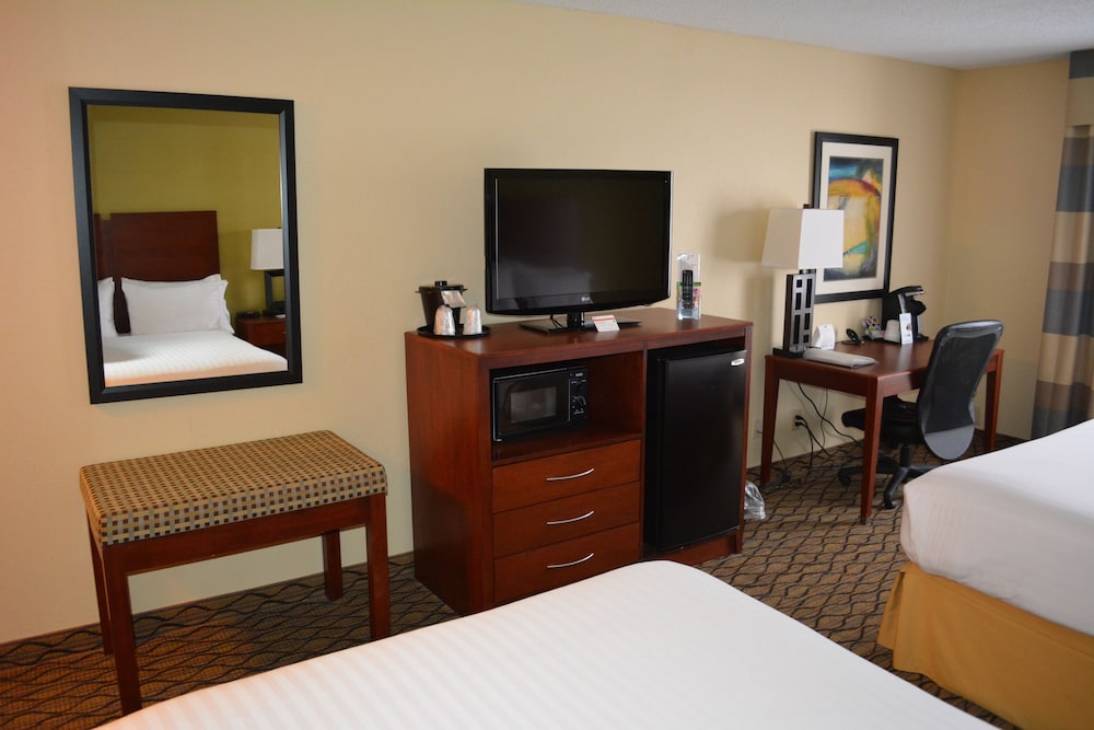 Standard Room, 2 Queen Beds - Photo 4