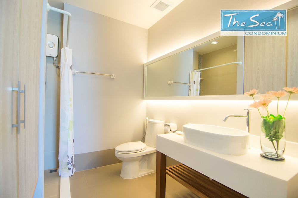 Deluxe Suite, 1 King Bed, Non Smoking, Refrigerator & Microwave photo 2